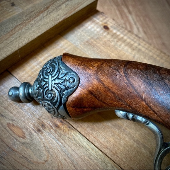 Pirate Flintlock and flask decorative set - Picture 7 of 14